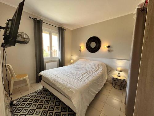 une chambre avec un lit et une télévision à écran plat dans l'établissement Polo, à Valras-Plage