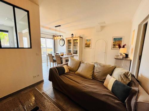 un salon avec un canapé et une salle à manger dans l'établissement Polo, à Valras-Plage