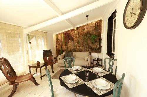 une salle à manger avec une table, des chaises et une horloge dans l'établissement Cap de Nice, à Nice