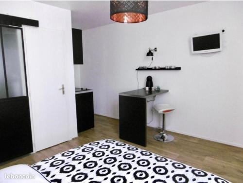 a room with a black and white rug on the floor at Little Saint James au coeur historique de Bordeaux in Bordeaux
