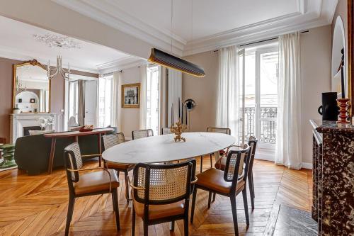 une salle à manger avec une table et des chaises dans l'établissement Le Marais Chic by Ecoflats, à Paris