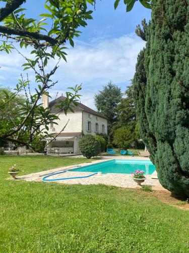 une piscine dans la cour d'une maison dans l'établissement Les Suites de Marie-Lot, à Viré