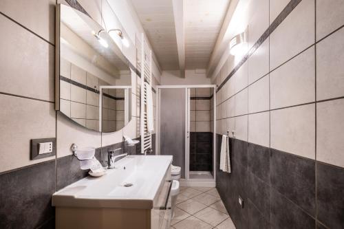 a bathroom with a sink and a mirror at Appartamento Green in Giurdignano