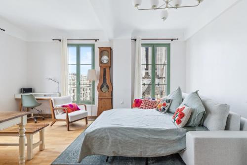 une chambre blanche avec un lit et un bureau dans l'établissement Happyfew Cathedrale, à Nice