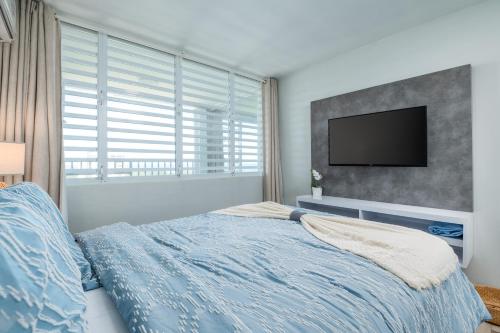 Una cama o camas en una habitación de Sea La Vie Beachfront Condo With Dreaming View