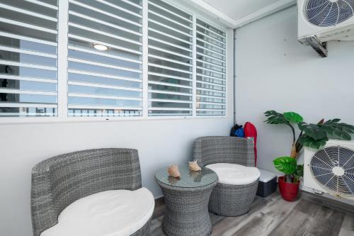 Un lugar para sentarse en Sea La Vie Beachfront Condo With Dreaming View