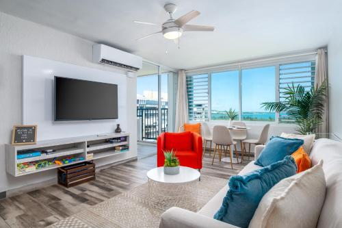 un salon avec un canapé et une télévision dans l'établissement Sea La Vie Beachfront Condo With Dreaming View, à Luquillo