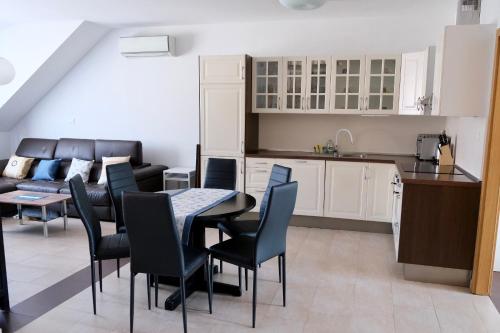 Η κουζίνα ή μικρή κουζίνα στο Apartma z dvema spalnicama in balkonom