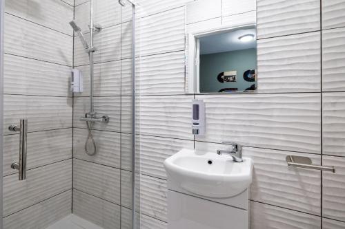 Un baño de Starbeck Micro Hotel