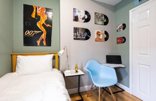 Una cama o camas en una habitación de Starbeck Micro Hotel