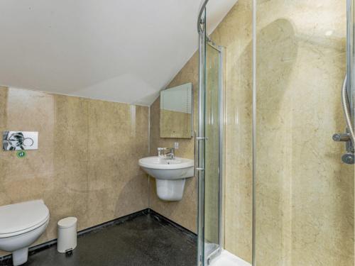 ein Badezimmer mit Toilette und Waschbecken in der Unterkunft Golden Coast Leisure Park - Ocean Tide Villa I in Woolacombe