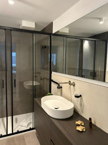 Un baño con lavabo blanco y ducha. en Luxury Room, en Bari