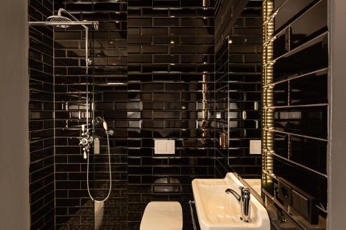 Koupelna v ubytování R13 - A Townhouse Hotel