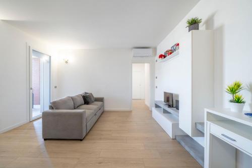 un soggiorno con un divano e una TV di Parco Comfort Suite Battaglia Appartamenti a Milano