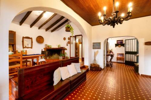 Restaurace v ubytování Charming Villa 200m from the sea