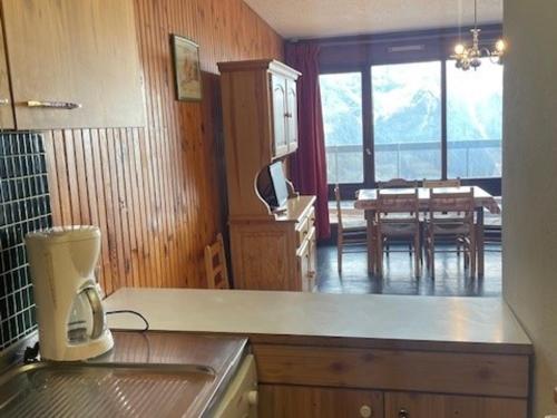 une cuisine avec une table et une salle à manger dans l'établissement Confortable 2 Pièces Cabine 6 Pers, Animaux Acceptés, Pistes et Commerces à Proximité - FR-1-636-142, à Orcières