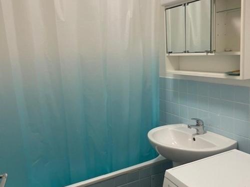 une salle de bain bleue avec un lavabo et des toilettes dans l'établissement Confortable 2 Pièces Cabine 6 Pers, Animaux Acceptés, Pistes et Commerces à Proximité - FR-1-636-142, à Orcières