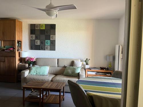 un salon avec un canapé et une table dans l'établissement Pieds dans l eau, à La Celle-sous-Gouzon