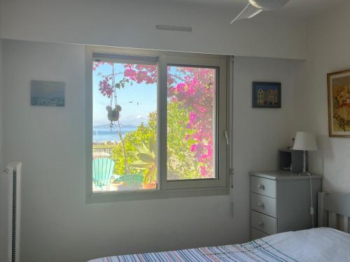 - une chambre avec une fenêtre, un lit et une commode dans l'établissement Pieds dans l eau, à La Celle-sous-Gouzon