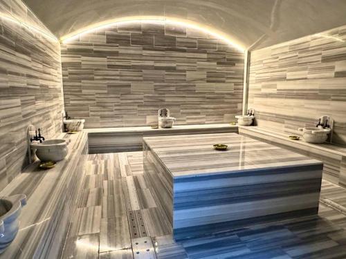 a large bathroom with two sinks and a tub at SG RESORT Apart Otel in Silifke