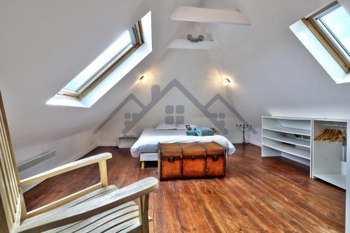 - une chambre avec un lit orné d'une fresque murale représentant la montagne dans l'établissement LocaLise - M5 - Maison de vacances sur le port de Lechiagat - terrasse entièrement close - Wifi inclus - Draps inclus - Animaux bienvenus, à Tréffiagat