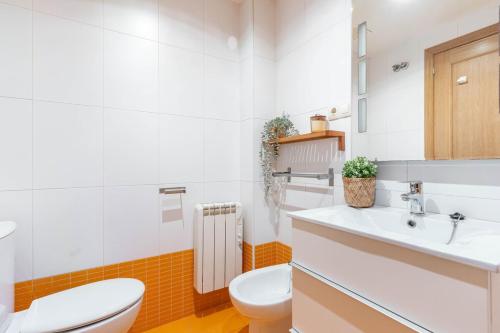Ένα μπάνιο στο 21A06 Apartamento en Felechosa