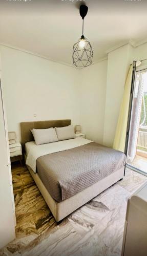Ένα ή περισσότερα κρεβάτια σε δωμάτιο στο Acropolis modern apartment with free parking and pet friendly