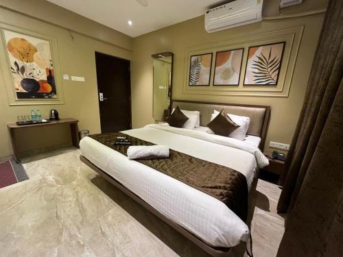a hotel room with two beds in a room at Kedari Residency in Yeraoda