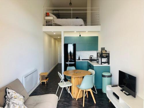 Il dispose d'une cuisine et d'un salon avec une table et un canapé. dans l'établissement L'instant Malfato, Duplex avec vue sur les bateaux, au Cap d'Agde