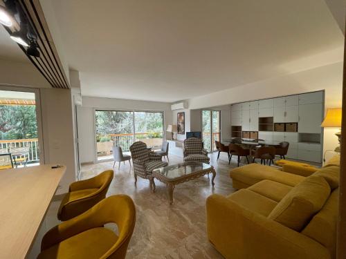 un salon avec des canapés, des chaises et une table dans l'établissement MANDELIEU 2 BEDROOMS APARTMENT with Swimming Pool, à Mandelieu-la-Napoule