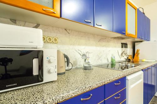 Una cocina o zona de cocina en Villa & Apartments Perasto