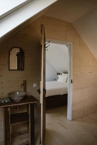 a bedroom with a bed and a sink in a room at 't Buitenverblijf, gratis parkeren in Middelburg