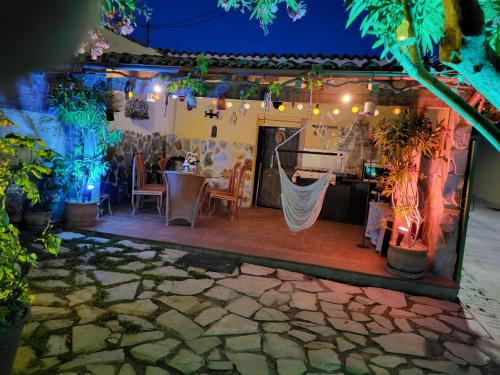 Mirador de Cerrato في بالينثيا: فناء في مطعم في الليل مع الأضواء