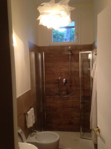 a bathroom with a shower and a toilet and a sink at Villa Gardenia in Eraclea Mare