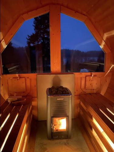 Fotografie z fotogalerie ubytování Glamping tent in a forest, lake view v destinaci Bjuråker