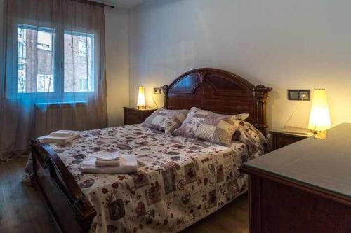 une chambre avec un grand lit avec deux serviettes dessus dans l'établissement Ferrobús, à Zamora