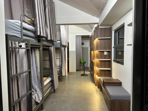 un couloir d'un dortoir avec des lits superposés dans l'établissement Mon's House, à Cư Chinh