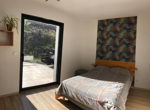 une chambre avec un lit et une grande fenêtre dans l'établissement Villa with pool for 8 people, à Boissières