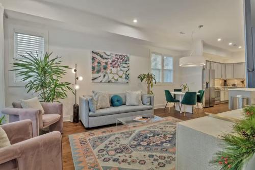 una sala de estar con un sofá y una mesa en The Hall Haus by Stay Local Nashville, en Madison