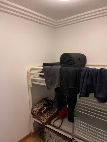 - une chambre avec des lits superposés et des vêtements dans l'établissement Fabienne, à Théoule-sur-Mer