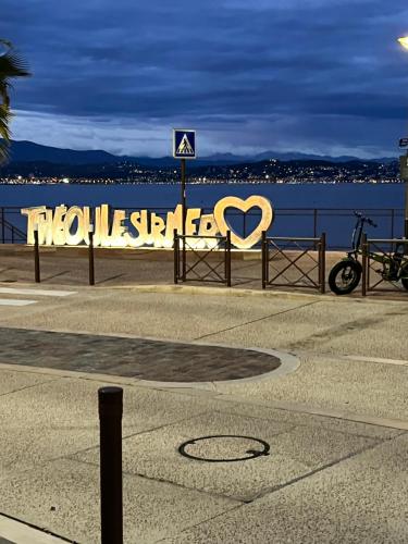 un panneau avec un cœur sur le côté de l'eau dans l'établissement Fabienne, à Théoule-sur-Mer