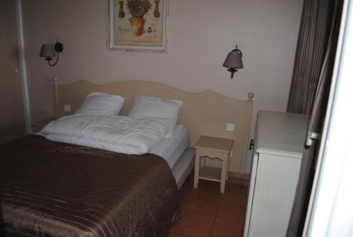 une petite chambre avec un lit et une table dans l'établissement appartement vacances Les Issambres, à Roquebrune-sur Argens