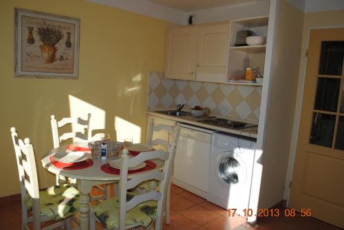 une petite cuisine avec une table et une cuisinière dans l'établissement appartement vacances Les Issambres, à Roquebrune-sur Argens