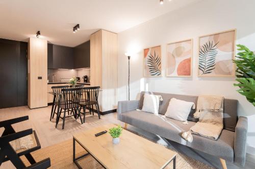 Un lugar para sentarse en Comfortable and Cozy 1BR 1BA in Las Condes