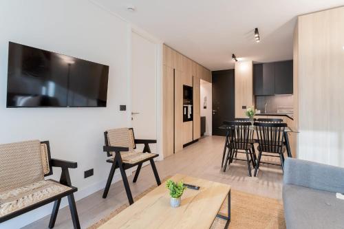 Una televisión o centro de entretenimiento en Comfortable and Cozy 1BR 1BA in Las Condes