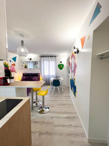 une cuisine et un salon avec une table et des chaises dans l'établissement Le Pop Art - Studio near Train Station - 2 people, à Belfort