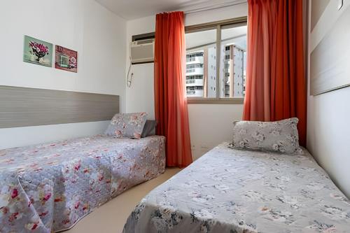 尼泰罗伊Suite, 2quartos, cozinha completa, varandão, 2 vagas de garagem的有两张床和一扇窗户的卧室