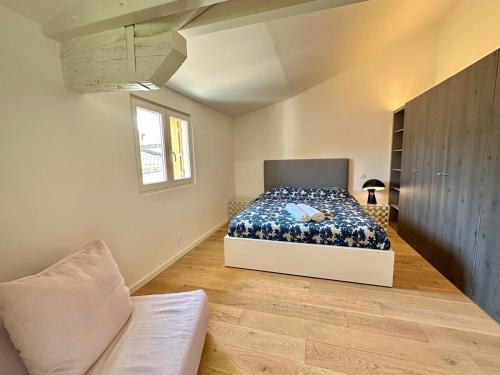 une chambre avec un lit dans une pièce dans l'établissement L'Horizon du Palais Prestigious Duplex, à Avignon