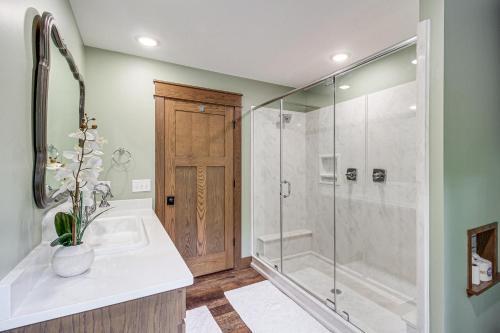 un baño con ducha y lavabo en Great for Groups Creekside Cabin in Loretto, en Loretto