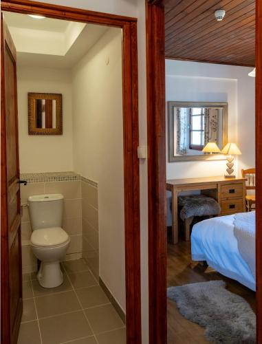 La salle de bains est pourvue de toilettes. dans l'établissement Chalet Christiania, à Saint-Jean-dʼAulps